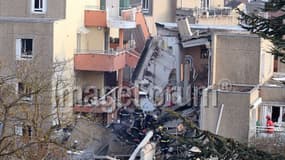 Pompiers sur les lieux de l'explosion, un immeuble HLM de Witry-lès-Reims, dans la Marne, le 3 avril 2013.