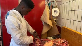 Mamadou Garanké Diallo dans sa boucherie de Darnétal. 