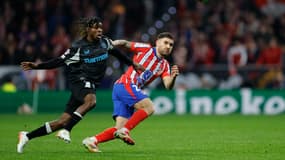Jeremie Frimpong au duel avec Javi Galan lors d'Atlético de Madrid-Bayer Leverkusen en Ligue des champions, le 22 janvier 2025
