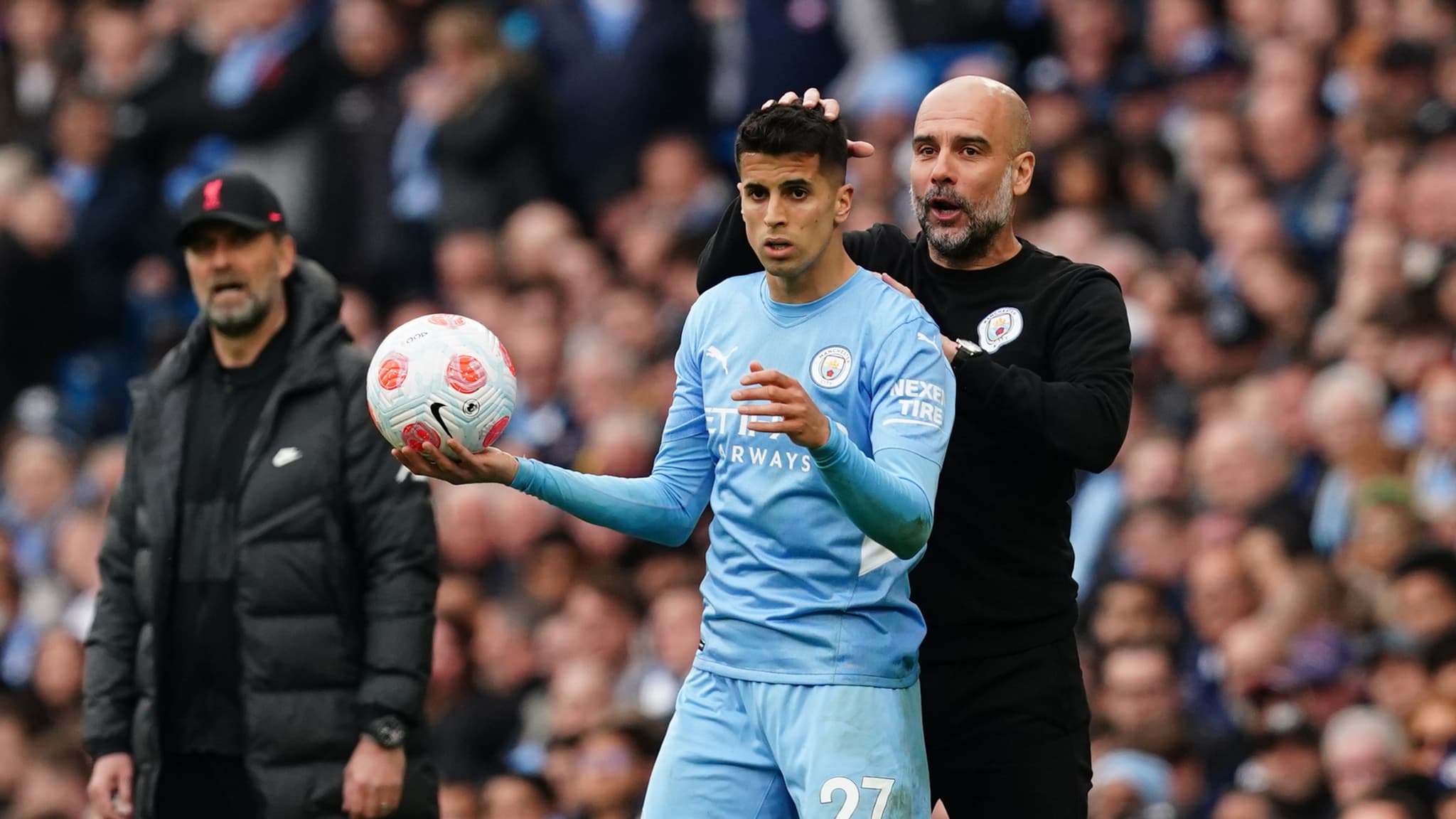Joao Cancelo avec Pep Guardiola lors de Manchester City-Liverpool en Premier League, le 10 avril 2022 Joao Cancelo avec Pep Guardiola lors de Manchester City-Liverpool en Premier League, le 10 avril 2022