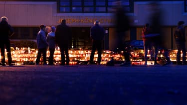 De nombreux élèves et parents du lycée Joseph König, à Haltern, en Allemagne, se sont recueillis jusque tard dans la nuit, mardi.