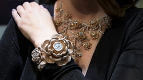 Kerstin Cook, Miss Suisse 2010, pose avec la montre avec le plus de diamants jamais incrustrés, lors du salon de l'horlogerie et de la joaillerie à Bâle, le 22 mars 2019. La montre a été créée par le bijoutier de Hong-Kong Aaron Shum.