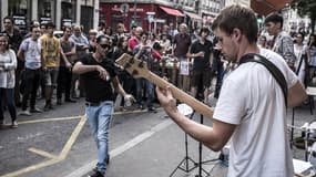 Un groupe joue lors de la Fête de la musique à Lyon en 2015.