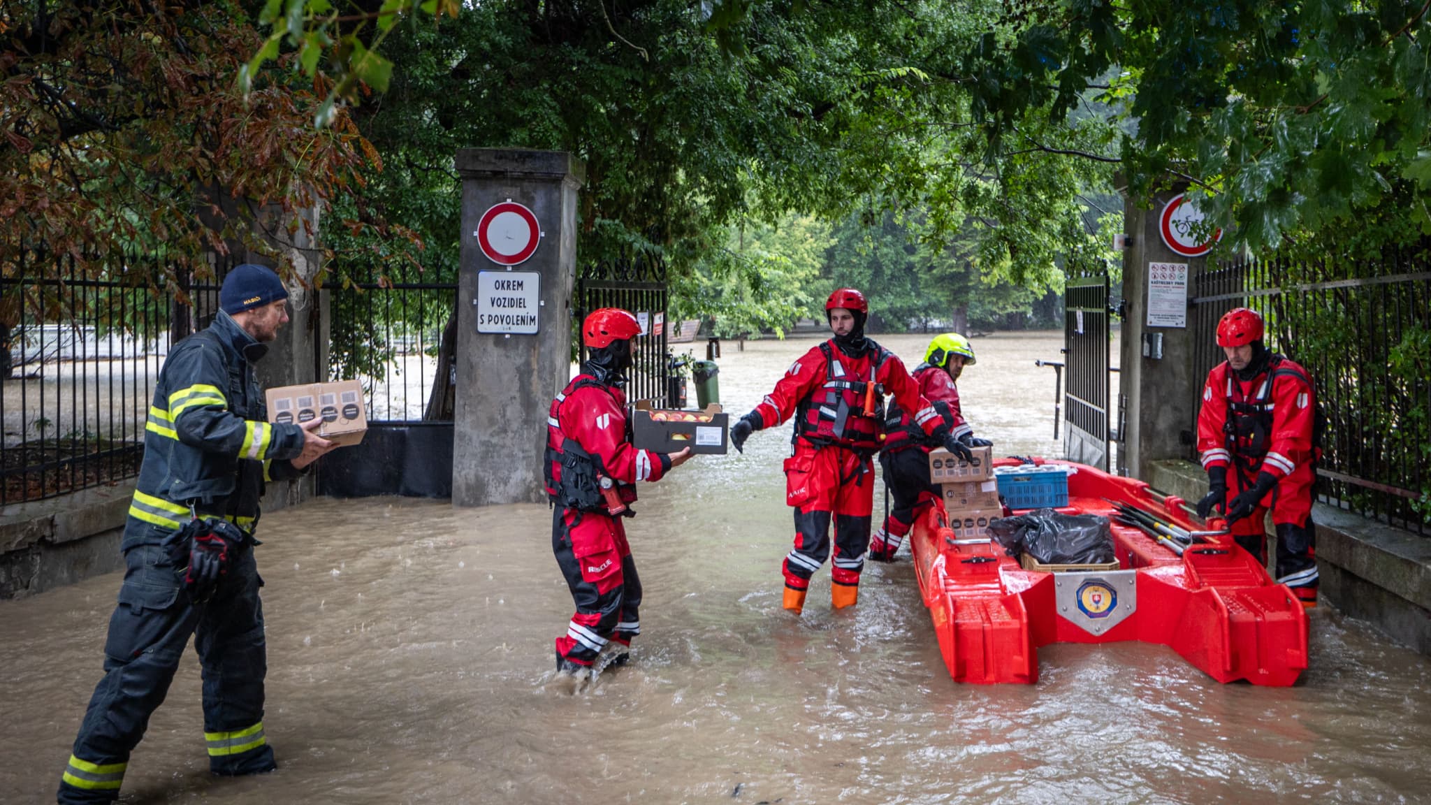 Des pompiers chargent sur un bateau de la nourriture pour les personnes âgées d'une maison de retraite dans la ville inondée de Stupava, en Slovaquie, après le passage de la tempête Boris, le 15 septembre 2024. Des pompiers chargent sur un bateau de la nourriture pour les personnes âgées d'une maison de retraite dans la ville inondée de Stupava, en Slovaquie, après le passage de la tempête Boris, le 15 septembre 2024.