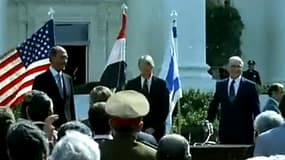 Le 17 septembre 1978, le président américain Jimmy Carter, entouré du président égyptien Anouar el-Sadate et du Premier ministre israélien Menahem Begin, signent les premiers accords de Camp David.