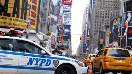 Véhicule de la police new-yorkaise à Times Square, lundi. L'attentat manqué à la voiture piégée samedi soir au coeur de New York a de plus en plus les allures d'un complot impliquant plusieurs personnes avec des ramifications à l'étranger, écrit le Washin