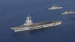 Le porte-avions français Charles-de-Gaulle devrait appareiller de Toulon ce dimanche vers 13h pour rejoindre le large des côtes libyennes.