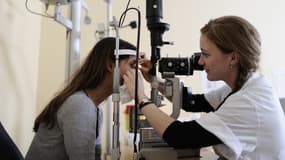 Une ophtalmologue ausculte une patiente à l'hôpital d'Angers, en octobre 2013 (photo d'illustration).