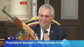 Le président de la République tchèque, Milos Zeman, exhibe une réplique de kalachnikov lors d'une conférence de presse