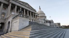 Vue du Capitole, à Washington. A deux jours de la date couperet, les parlementaires américains étaient engagés dimanche dans une course contre la montre pour tenter de trouver un accord qui permettrait de relever le plafond de la dette et d'éviter à la pr