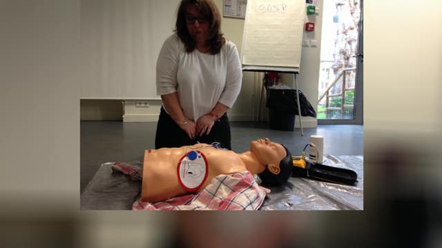 Le défibrilateur est plus efficace que le massage cardiaque pour réanimer le cœur.