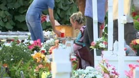 Laeticia Hallyday se recueille sur la tombe de Johnny Hallyday