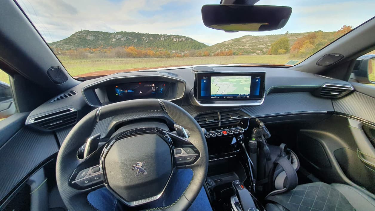 L'intérieur, avec l'i-cockpit 3D inauguré par la 208.