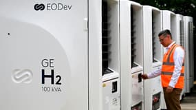 Des générateurs à hydrogène (sans émission de CO2) prêts à être livrés devant l'usine Eodev Eneria CAT à Montlhéry, près de Paris, le 20 juin 2023

