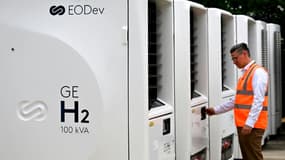 Des générateurs à hydrogène (sans émission de CO2) prêts à être livrés devant l'usine Eodev Eneria CAT à Montlhéry, près de Paris, le 20 juin 2023.
