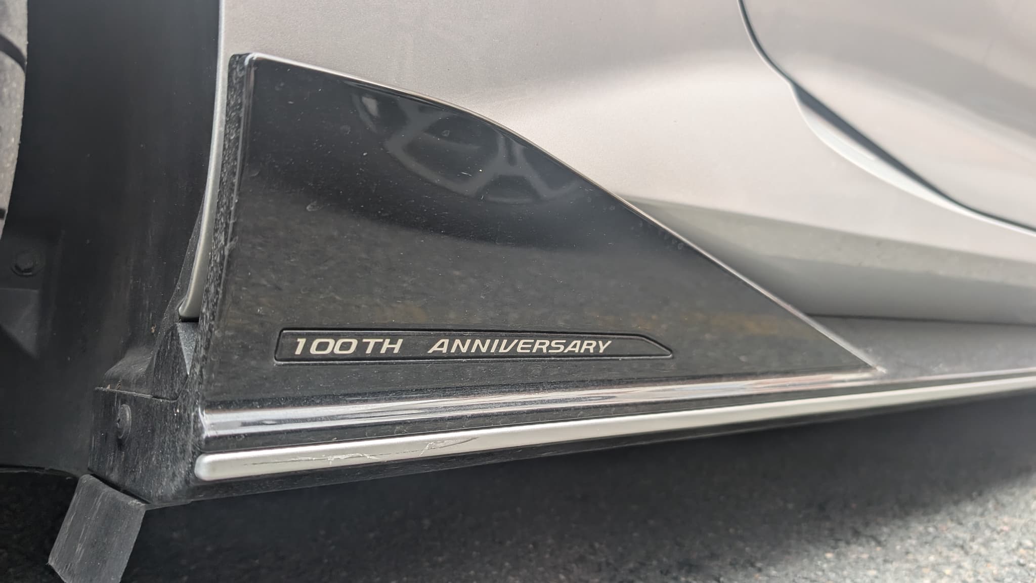 Un badge vient rappeler que le MG Cyberster célèbre les 100 ans de la marque britannique, qui appartient depuis 2006 au groupe chinois SAIC. 