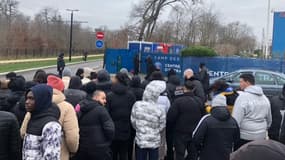 Les supporters du PSG devant le Camp des Loges