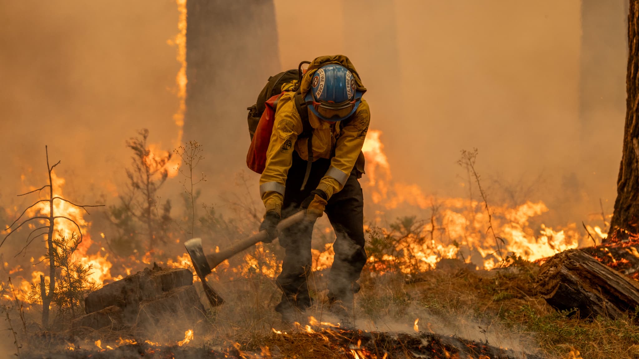 Les flammes grandissent rapidement alors que les pompiers allument un contre-feu sur le front est du Park Fire, le 28 juillet 2024 près de Chico, en Californie. 