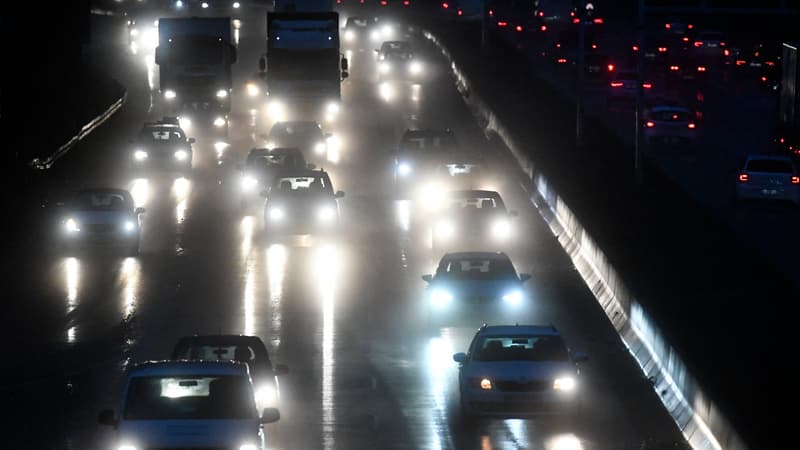 Légende AFP: Heavy traffic is seen on a waterlogged A40 motorway in Bochum, western Germany on February 10, 2020. Germany asessed damage on Monday as a powerful storm disrupted air, rail and sea links, canceled sports events, cut electrical power and damaged property in western Germany on Sunday. With howling winds and driving rain, forecasters said Ciara would pummel southern Germany Monday with school closures in parts of Bavaria and Badem-Wurtemberg.