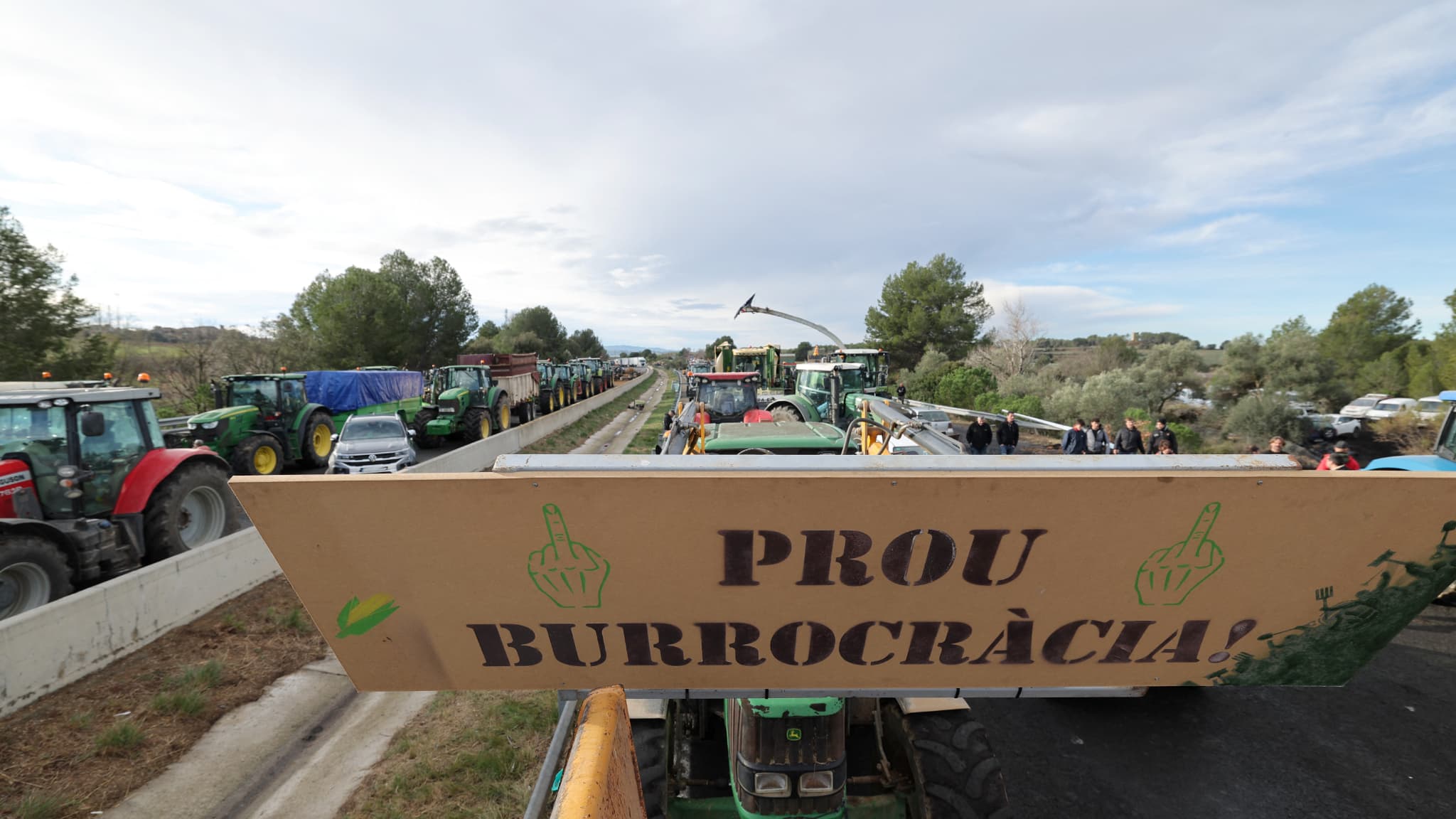 Des agriculteurs bloquent l'autoroute A7 reliant l'Espagne à la France avec des tracteurs dans la région de Catalogne, à Pontos, près de Figueras, à 40 km de la frontière, le 27 février 2024.