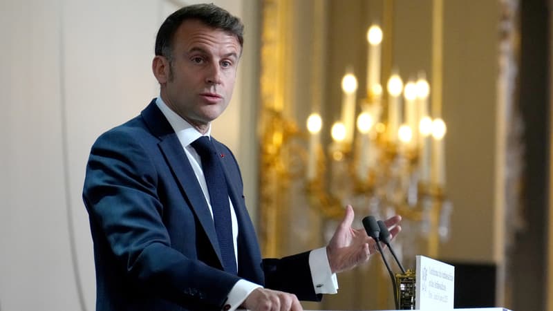 Charlie Hebdo: Macron appelle à poursuivre sans 