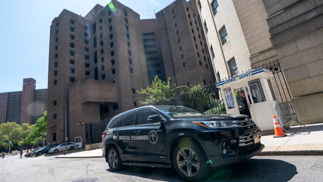 Entrée du centre pénitentiaire où était incarcéré Jeffrey Epstein.