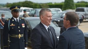 Le ministre de la Défense polonais Tomasz Siemoniak (c) et le secrétaire d'Etat américain Ashton Carter (d), à Washington le 19 mai 2015