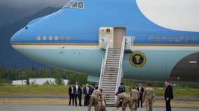  Des militaires balayent le tapis rouge déroulé devant Air Force One pour l'arrivée du président américain Donald Trump à la base militaire Elmendorf Richardson, le 15 août 2025, à Anchorage, en Alaska.