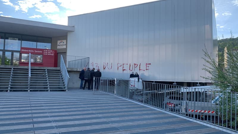 "49.3 du peuple" : c'est le message des manifestants au ministre de l'agriculture.