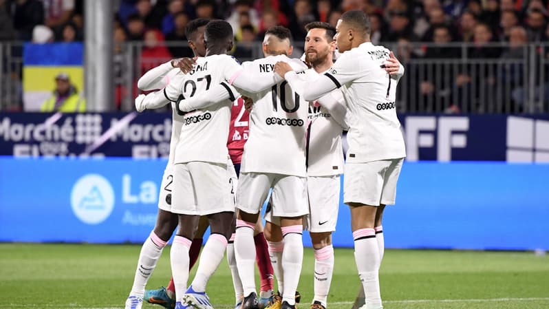 Neymar, Messi et Mbappé qui célèbrent avec le PSG à Clermont, le 9 avril 2022