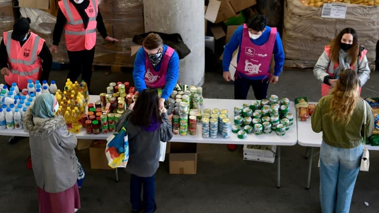 Des bénévoles des Restos du Cœur lors d'une distribution à des étudiants, au stade Vélodrome de Marseille, dans le sud de la France, le 26 mars 2021.