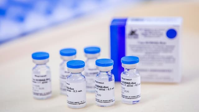 Des flacons du vaccin russe Spoutnik V, le 12 février 2021 à Budapest, en Hongrie