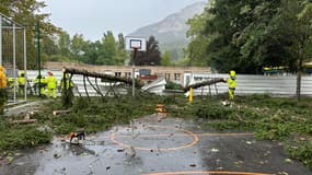 Des équipes en cours d'intervention pour retirer les arbres déracinés à Bonneville en Haute-Savoie, le 18 septembre 2023.