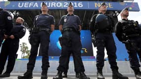 77.000 policiers et gendarmes sont mobilisés pour assurer la sécurité de l'Euro.