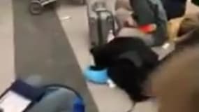 A New York, de nombreux passagers dorment dans l'aéroport après l'annulation de leur avion