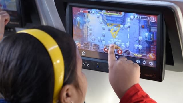 Une petite fille joue sur un écran tactile à bord d'un train de luxe en Inde, le 22 mai 2017. (Photo d'illustration)