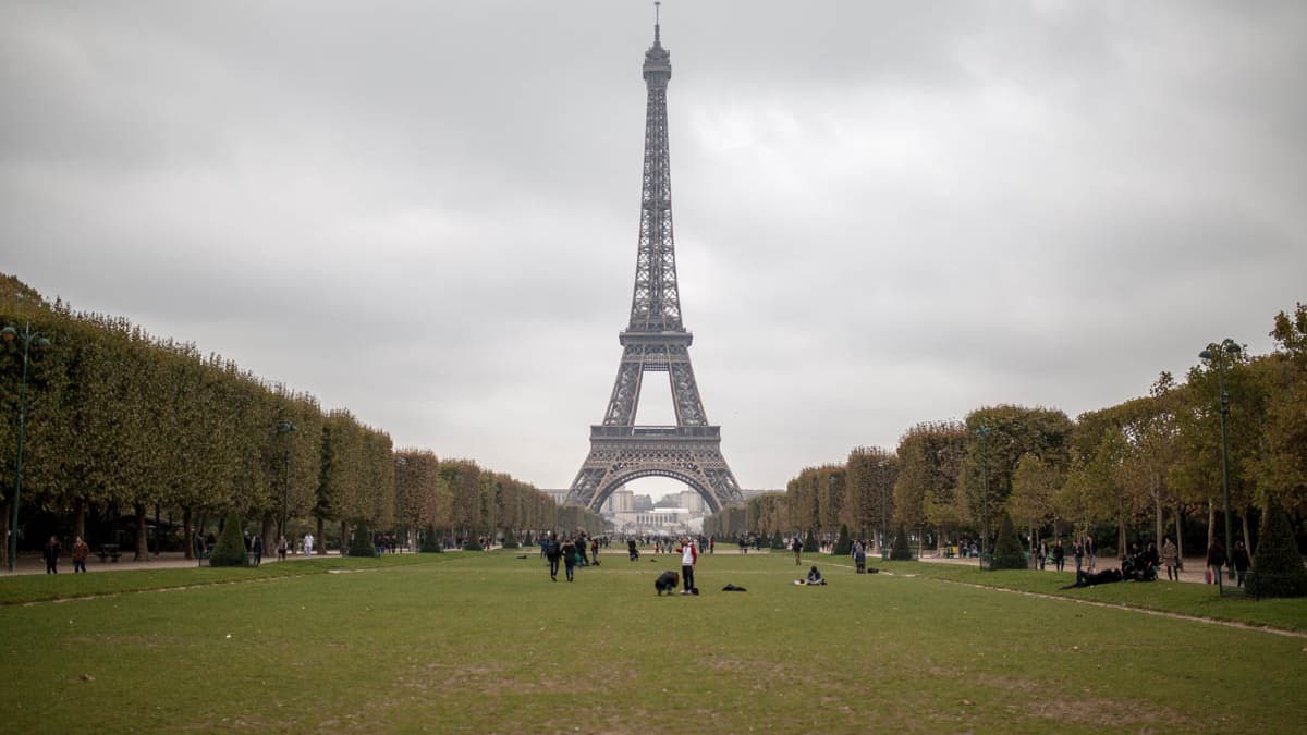 Si cette photo de la tour Eiffel est légale, la même de nuit lors de la mise en route des effets de lumière ne le serait pas.