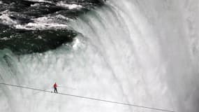 Le funambule américain Nik Wallenda a franchi vendredi les chutes du Niagara sur un fil tendu au-dessus du vide. La traversée a duré un peu plus de 25 minutes. /Photo prise le 15 juin 2012/REUTERS/Mark Blinch