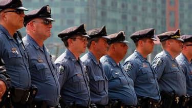 Policiers déployés devant un tribunal fédéral à Boston, dans le Massachusetts. Djokhar Tsarnaev a plaidé non coupable mercredi devant la justice américaine pour le double attentat du 15 avril dernier à l'arrivée du marathon de Boston, qui a fait trois mor