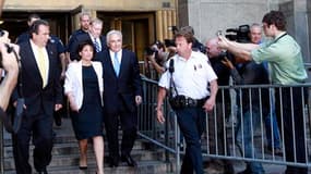Dominique Strauss-Kahn et son épouse Anne Sinclair, vendredi, après l'audience au cours de laquelle la justice américaine a levé l'assignation à résidence et la caution qui le frappaient. Après six semaines en tant qu'accusé dans une affaire d'agression s