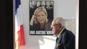 Jean-Marie Le Pen devant une affiche électorale de sa fille