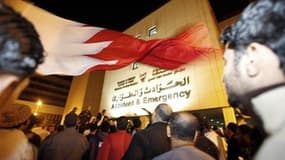 Manifestants opposés au régime bahreïni réunis vendredi devant un hôpital de Manama où certains des leurs sont pris en charge. Le roi de Bahreïn a invité "toutes les parties" à entamer un dialogue national pour tenter de résoudre la crise politique qui a