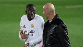 Ferland Mendy en train de discuter avec Zinedine Zidane