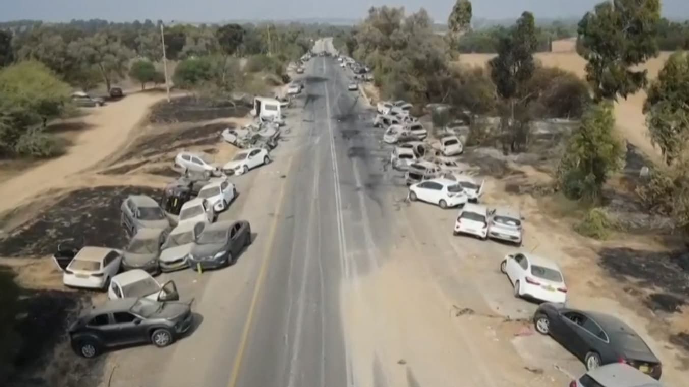 Vue aérienne après l'attaque en Israël du festival Supernova par le Hamas, le samedi 7 octobre 2023. Vue aérienne après l'attaque en Israël du festival Supernova par le Hamas, le samedi 7 octobre 2023.