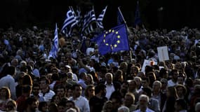 Des milliers de personnes se sont rassemblées lundi soir devant le Parlement 