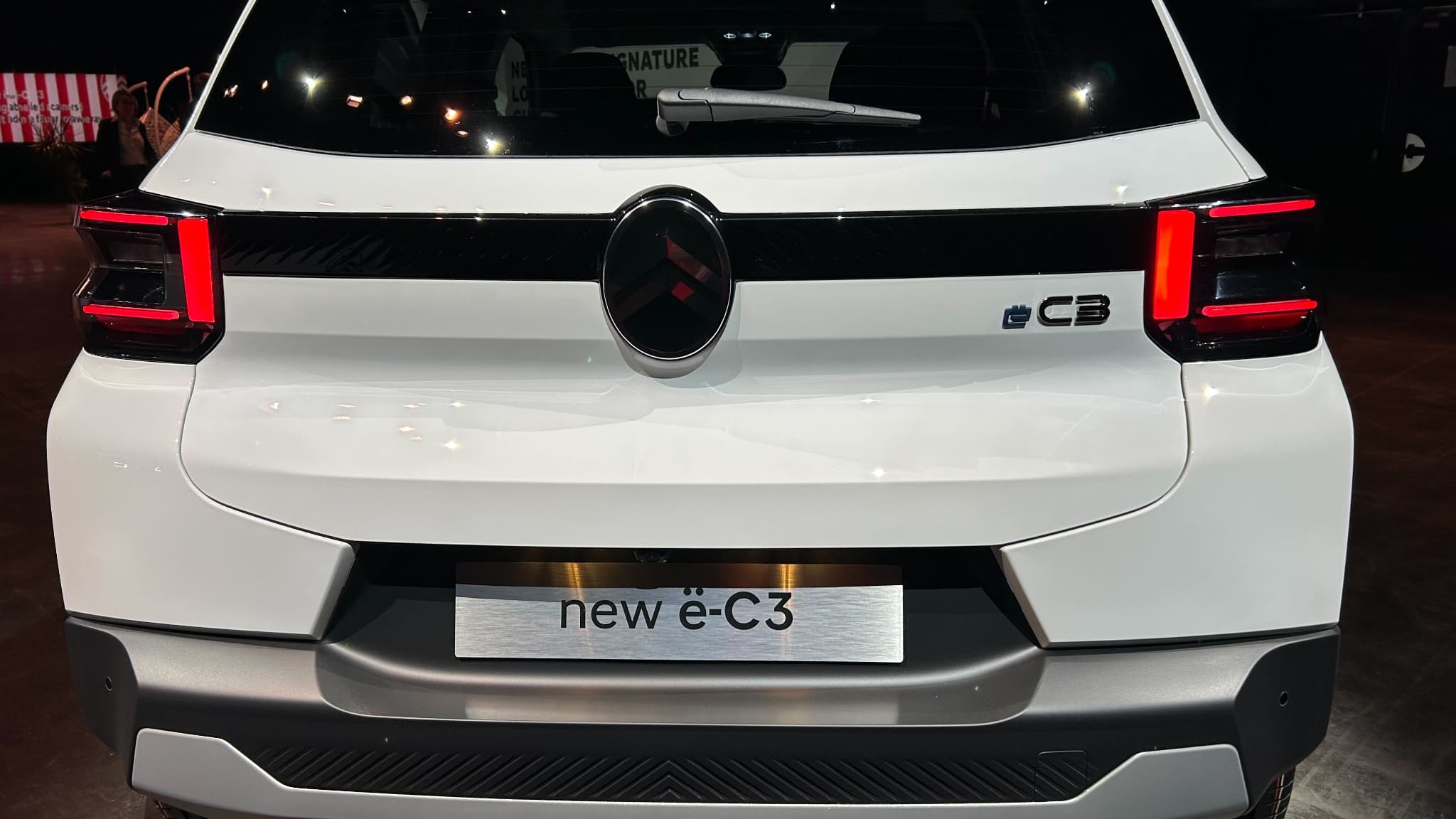 La nouvelle Citroën ë-C3 est la première à présenter le nouveau logo de la marque aux chevrons. La nouvelle Citroën ë-C3 est la première à présenter le nouveau logo de la marque aux chevrons.