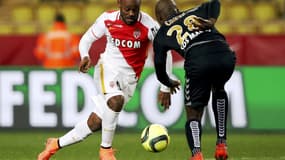 Vagner Love en plein dribble devant la défense rémoise
