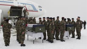 Rapatriement du corps des quatre soldats français tués en Afghanistan en janvier 2012. Le soldat afghan responsable de leur mort a été condamné mardi à Kaboul à la peine capitale. /Photo prise le 22 janvier 2012/REUTERS/ECPAD/Ghislain Mariette