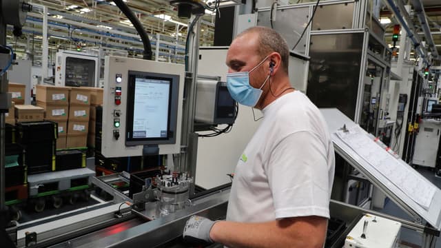 Un décret paru dimanche au Journal officiel met fin à compter du 1er septembre au dispositif exceptionnel d'indemnisation dont bénéficiaient les travailleurs vulnérables depuis le 1er mai.