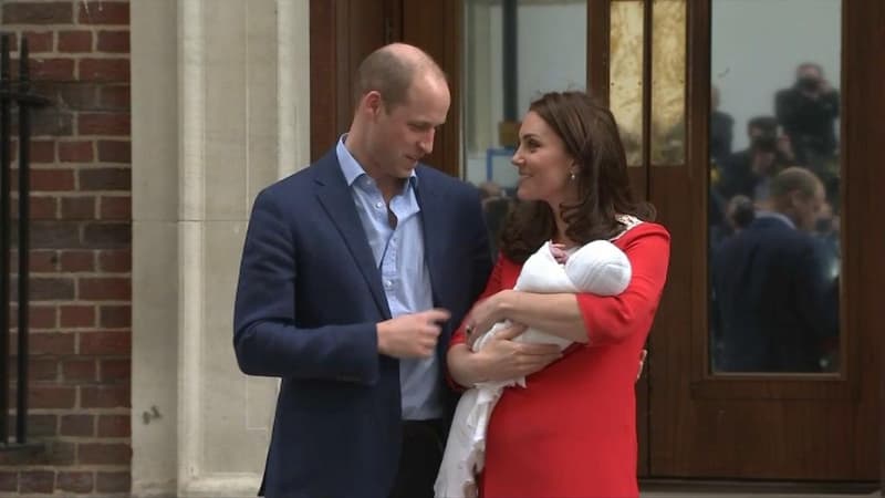 Le prince Louis de Cambridge dans les bras de sa mère Kate Middleton, le 23 avril 2018
